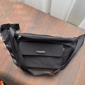 Baggallini Black Fannypack/ Extra Large.